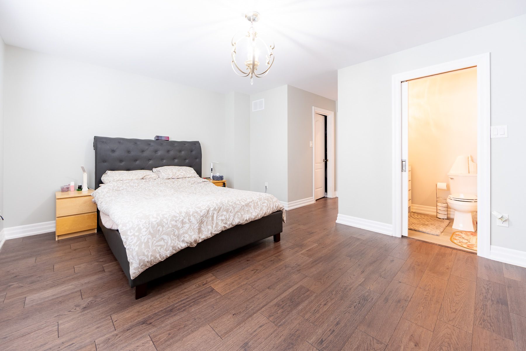 405 King St E interior photo
